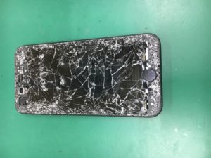 車に轢かれてしまったiPhoneさん。。｜iPhone修理工房【総務省登録修理
